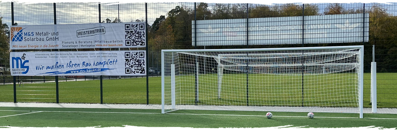 Bannerwerbung von M&S Metall- und Solarbau GmbH und M&S Bauen und Sanieren auf dem Sportplatz des TV Darmsheim.